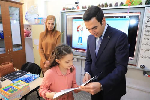 Kaymakamımız ve Belediye Başkan Vekilimiz Sayın Hasan UĞUZ, karne dağıtım törenine katılarak öğrencilerin karne sevincine ortak oldu